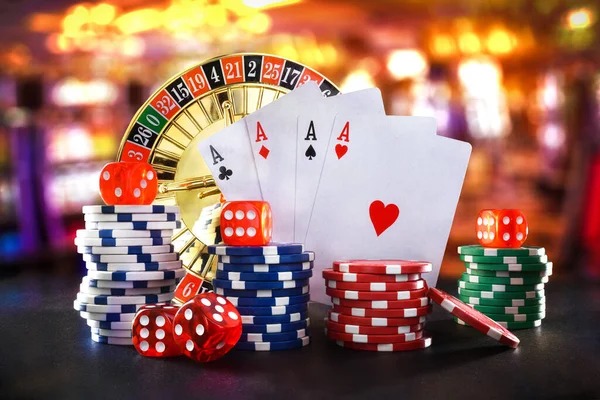 Hand comparison and payout resolution